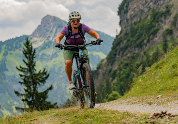 Alpsee Grünten Sonthofen Oberallgäu Oberstdorf Allgäu Frau Bergschön